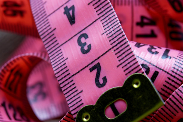 背景上的红色卷尺细节特写图片下载