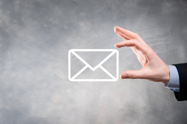 商人手握电子邮件图标，通过通讯电子邮件联系我们，保护您的个人信息从垃圾邮件。客户服务呼叫中心联系我们概念图片下载
