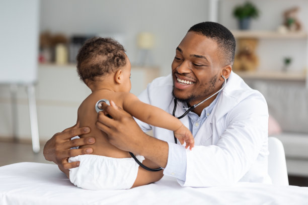 孩子们的健康。黑人儿科医生用听诊器检查婴儿图片下载