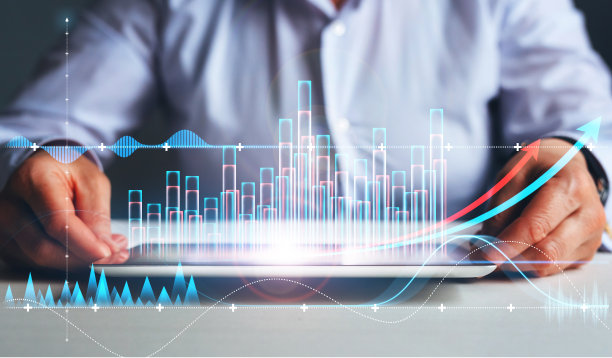 拿着平板电脑，上面有虚拟的统计数据、图表的女商人，业务战略发展和增长计划图片下载