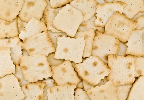 无面筋烘烤的松脆饼干，不规则的方形，边缘不平整。图片下载
