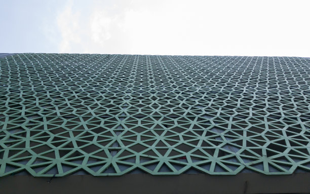 从底部看到的雅加达清真寺墙壁的伊斯兰几何图案图片下载