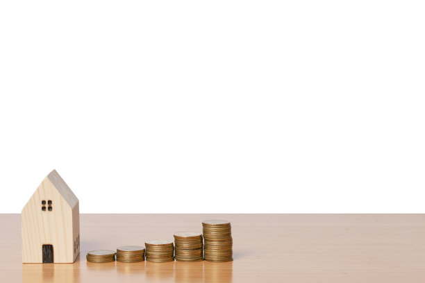 省钱与一个木制的家庭模型孤立在白色的背景。买房的概念。图片下载