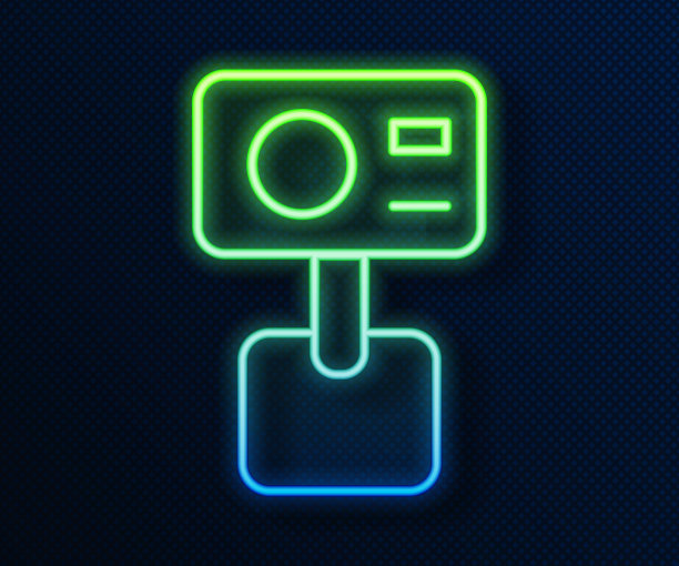 发光的霓虹灯线行动极端的相机图标孤立在蓝色背景。拍摄极限运动的摄像机设备。向量图片下载