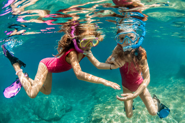 姐妹们在水下浮潜和玩耍图片下载