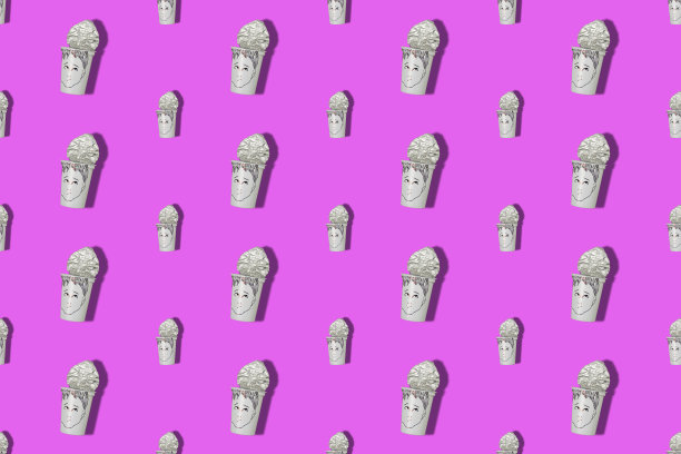 可重复的空酸奶杯与一个年轻人的脸画在图片下载