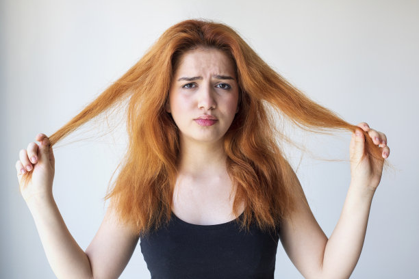 女性有损伤和断发、脱发、干枯等问题概念。图片下载
