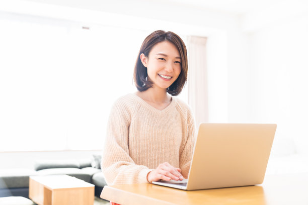 年轻的亚洲女性使用笔记本电脑图片下载