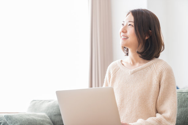 年轻的亚洲女性使用笔记本电脑图片下载