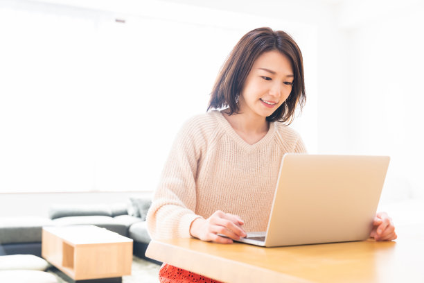 年轻的亚洲女性使用笔记本电脑图片下载