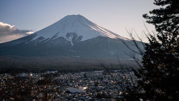 美丽的富士山，山顶白雪覆盖，云雾缭绕图片下载