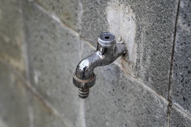 墙上的水龙头坏了图片下载