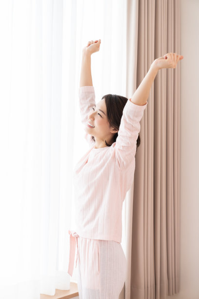 穿着睡衣的亚洲女人，微笑图片下载