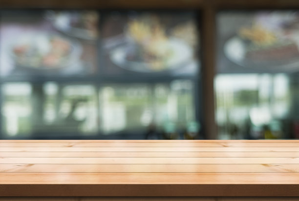 空木制桌面与灯光散景模糊餐厅背景图片下载