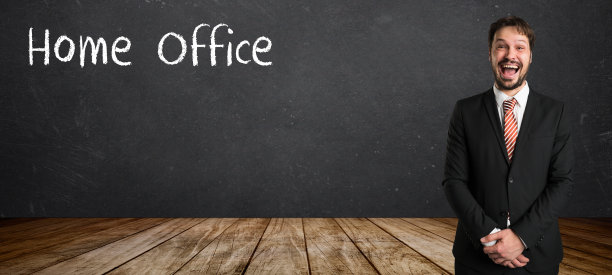 内政部在黑板上和一个快乐的商人留言图片下载