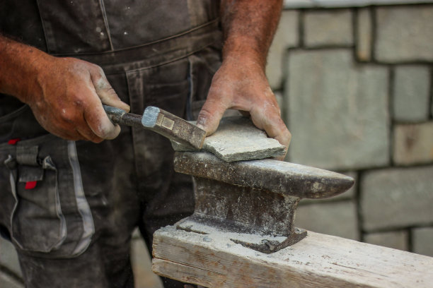 砌砖工人正在工作图片下载