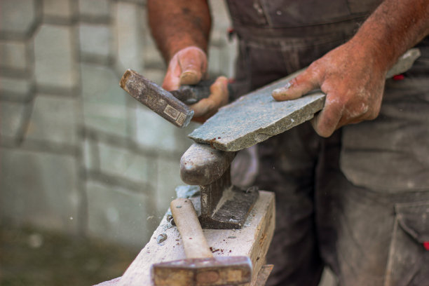 砌砖工人正在工作图片下载
