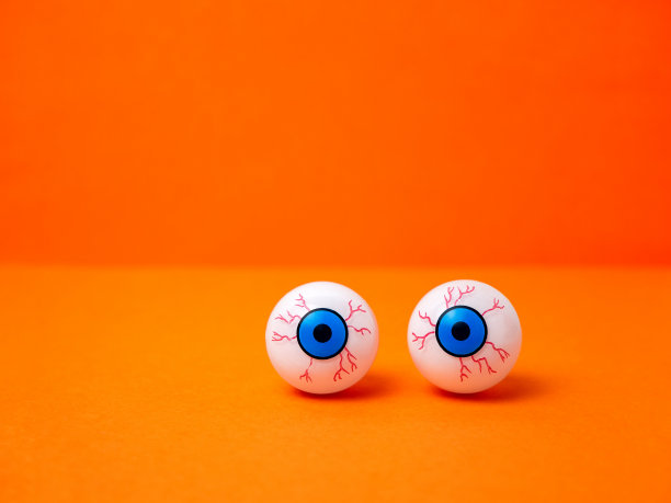 万圣节的橙色背景上恐怖有趣的眼睛，复制空间图片下载