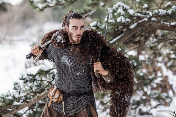 英俊的个人幻想维京战士在一个白雪覆盖的森林图片下载