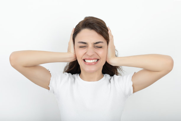 女人捂住耳朵，因为听到很大的噪音图片下载