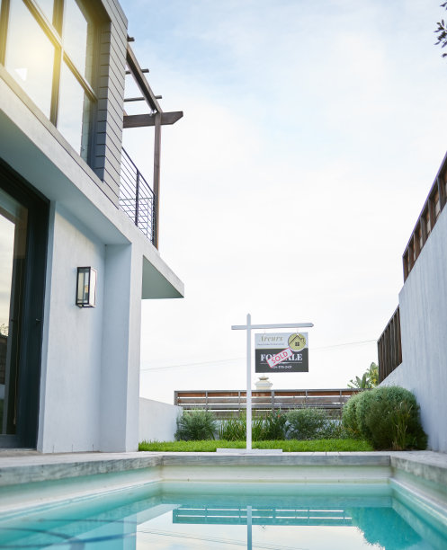 在一个新买的房子的院子里，一个出售的标志图片下载