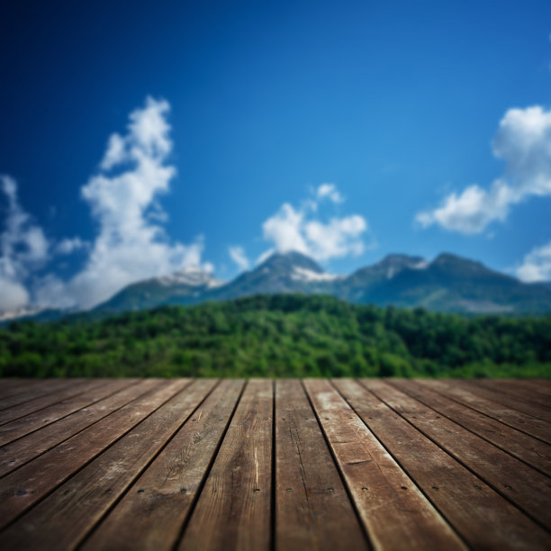 木地板和背景上散焦的山景图片下载