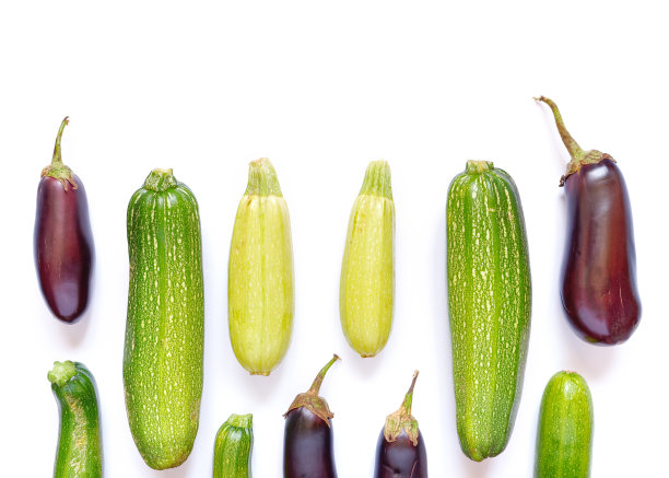 秋天的成分。从蔬菜模式。整个成熟的西葫芦和茄子放在白色的背景上。收割。食品配料。平的。图片下载