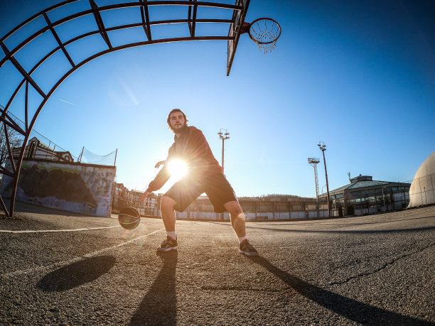 这个年轻人独自在篮球场训练。图片下载