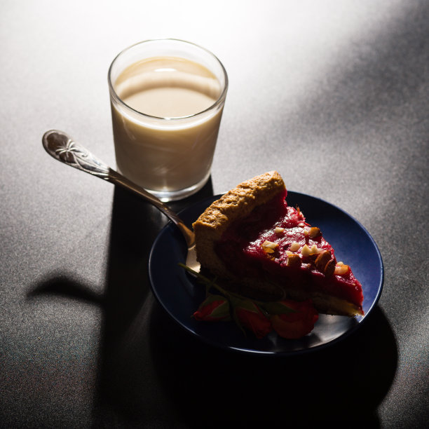 早上吃一块牛奶蛋糕。Sweey早餐食品。图片下载