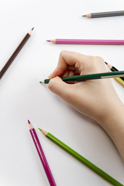手和彩色铅笔的对象图片下载
