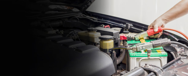 汽车机械师研究汽车发动机，汽车维修概念。图片下载