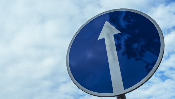 交通路标直行在多云的蓝天背景下。空间的文本。图片下载