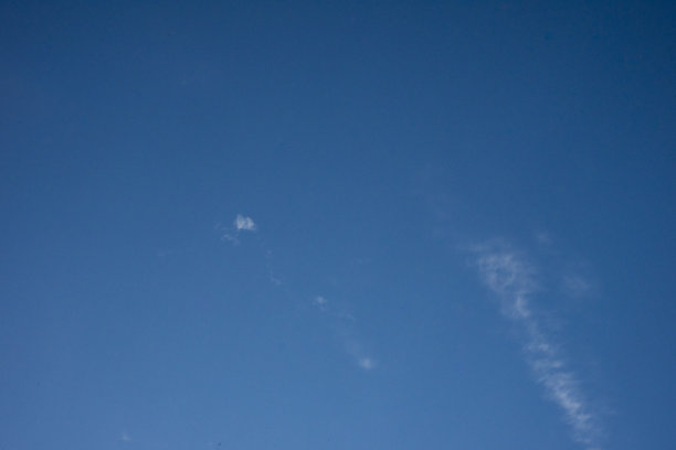 云在蓝色的天空背景和纹理在明亮的晴天图片下载