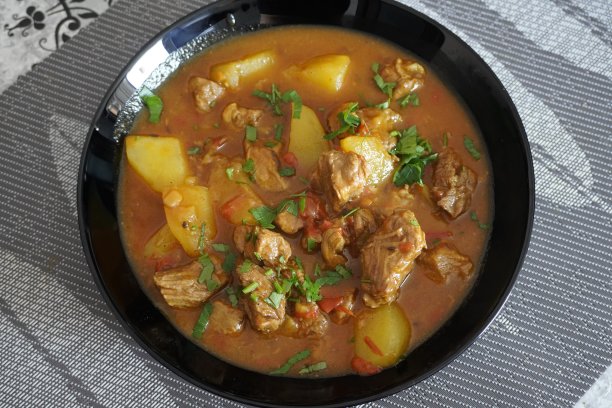匈牙利菜炖牛肉，土豆炖猪肉图片下载