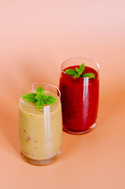 俯视图不同的新鲜美味的冰沙在一个玻璃杯，由桃子，香蕉，猕猴桃，浆果和薄荷。创意健康排毒饮料概念，饮食或素食概念。副本的空间。图片下载