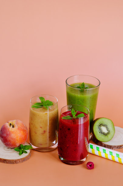 俯视图不同的新鲜美味的冰沙在一个玻璃杯，由桃子，香蕉，猕猴桃，浆果和薄荷。创意健康排毒饮料概念，饮食或素食概念。副本的空间。图片下载