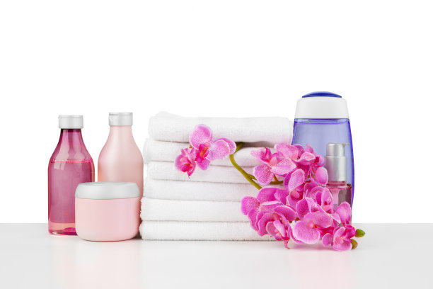 Spa组合用毛巾和鲜花隔离在白色上图片下载