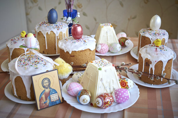 传统的复活节食品。桌上摆着上光的蛋糕和五颜六色的鸡蛋图片下载