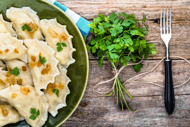 自制的煎洋葱饺子盘，俯视图，烹饪理念图片下载