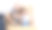 一个六岁的女孩和一个白人男子。一家人看了看大纸板箱的背景。他们看了家具组装计划。那孩子收到了一份礼物，育儿室的家具。图片下载