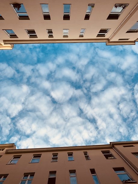 蓝色多云的天空和高耸的欧洲建筑图片下载