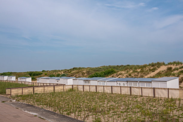 比利时，Knokke-Heist沙丘上的白色小屋图片下载