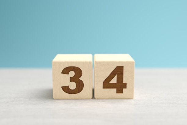 组成数字34的木制玩具积木图片下载