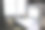 家庭办公桌上有电脑，白色的桌子上有咖啡杯和书。图片下载