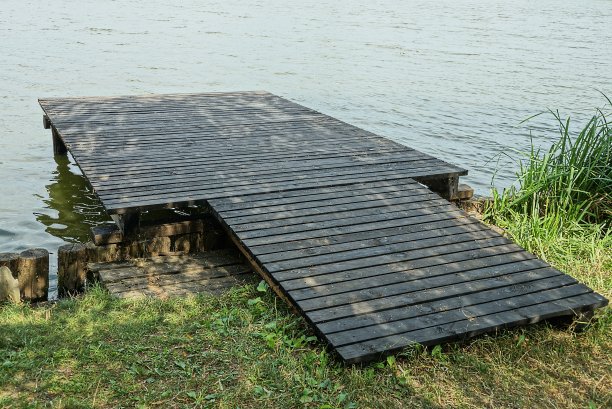 岸边有一座黑色的木桥图片下载