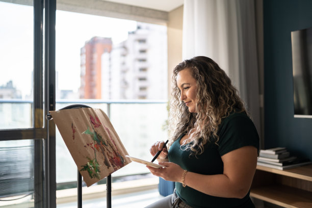 妇女在画布上作画图片下载