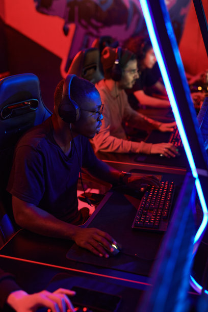一群集中在电竞俱乐部玩网络游戏的多民族年轻电脑玩家图片下载