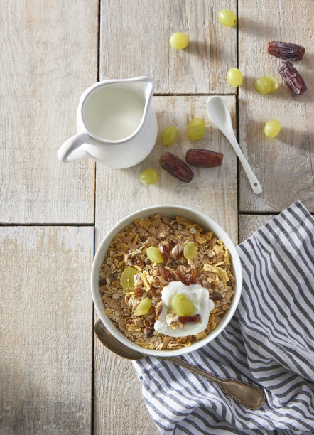 现代家庭室内餐厅配有木桌图片下载