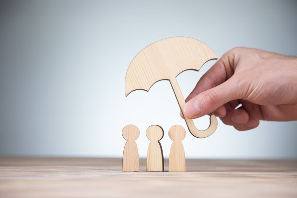 男人拿着带伞的木制人图片下载