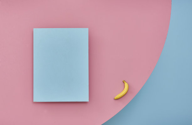 彩色背景与空框架和人的手图片下载